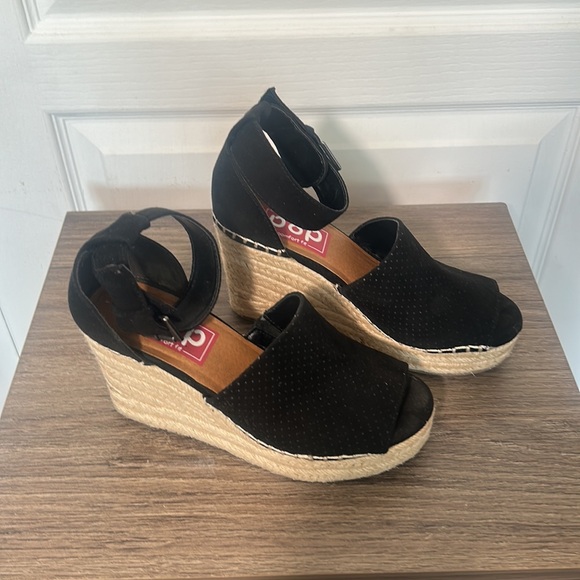 JELLYPOP WOMENS RAVISHING BLACK LIKE SUEDE WEDGE SANDALS SIZE 6M - Picture 2 of 6